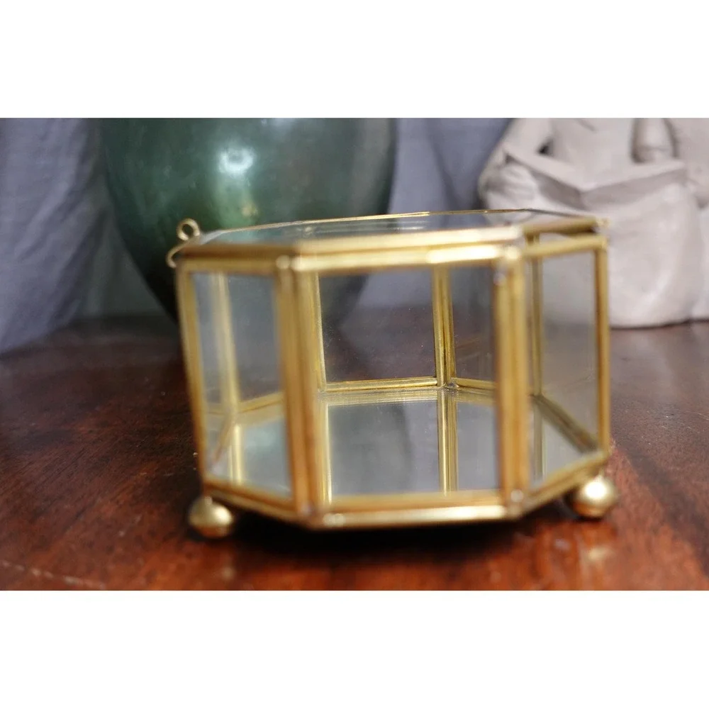glass gold trim and hinged lid footed octagon jewelry‎ box with mirrored base